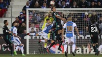 Gawang Madrid bahkan sempat terancam ketika Marcos Llorente nyaris membuat gol bunuh diri di babak kedua. Foto: Susana Vera/Reuters