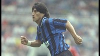 Sementara Zamorano performanya sedikit menurun dengan hanya mencetak 26 gol dari 101 penampilan dalam lima musim sejak 1996 hingga 2001. Ia juga sempat meraih satu trofi yakni Piala UEFA 1997/1998 di Inter. (Foto: Steve Morton/Allsport UK)