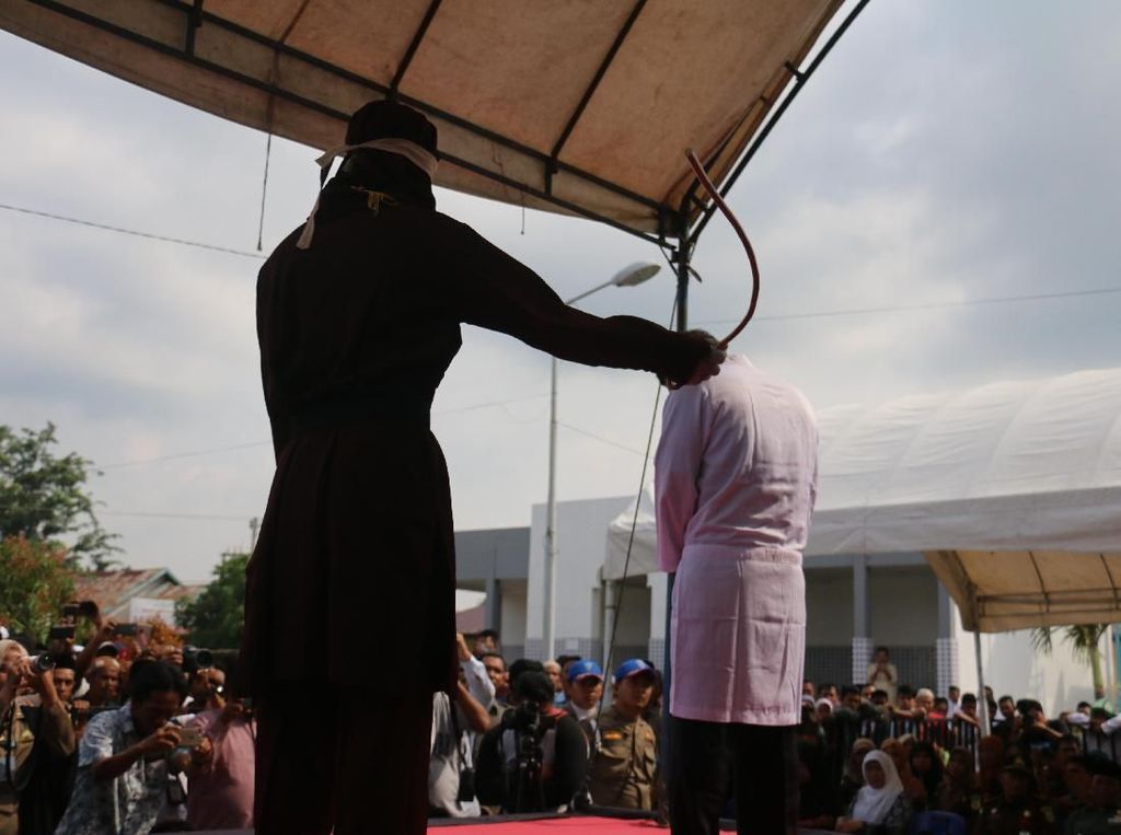 Terbukti Berzina, Sejoli Kumpul Kebo di Langsa Dihukum Cambuk 100 Kali Terbukti Berzina, Sejoli Kumpul Kebo di Langsa Dihukum Cambuk 100 Kali