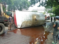 Tangki Muat Tetes Tebu Terguling, Jalur Surabaya-Madiun Macet