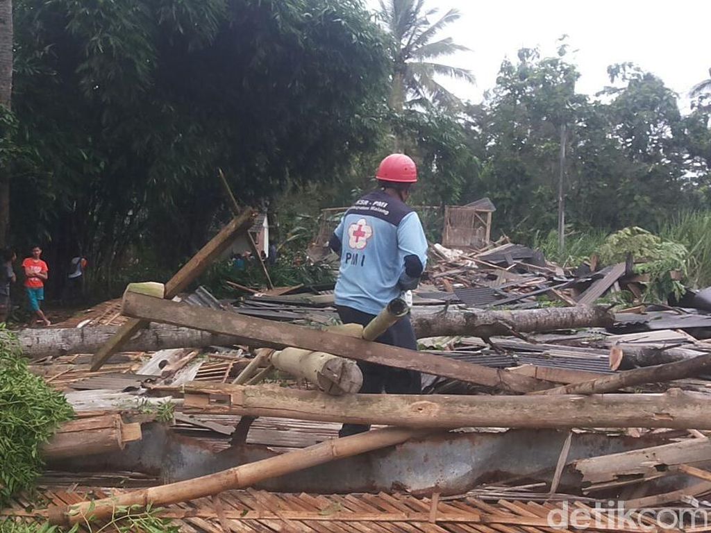 Puting Beliung Hajar Wilayah Malang, Kandang Ayam dan Rumah Rusak