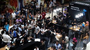 Antrean Panjang Pembeli Samsung A8 dan A8+