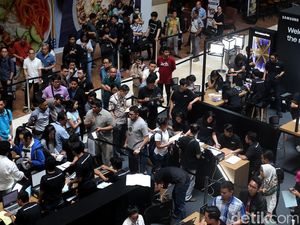 Antrean Panjang Pembeli Samsung A8 dan A8+