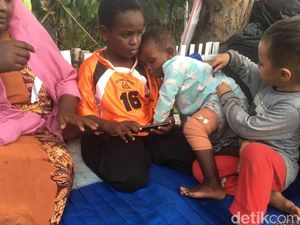 Bocah Pencari Suaka yang Kakinya Patah Ikut Telantar di Trotoar Bocah Pencari Suaka yang Kakinya Patah Ikut Telantar di Trotoar