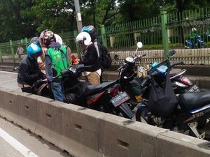 Lagi dan Lagi Pengendara Motor Kena Tilang di Jalur Busway