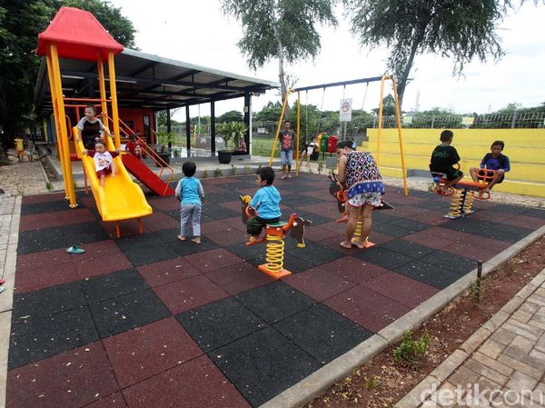Melihat Nyamannya RPTRA Taman Pedongkelan di Jakbar