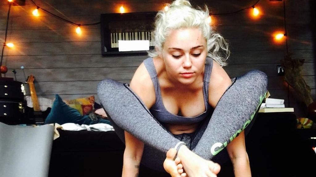 Pernah Bertubuh Melar, Miley Cyrus Rajin Yoga untuk Jaga Kebugaran Fisiknya Pernah Bertubuh Melar, Miley Cyrus Rajin Yoga untuk Jaga Kebugaran Fisiknya