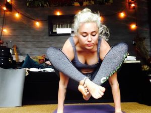 Pernah Bertubuh Melar, Miley Cyrus Rajin Yoga untuk Jaga Kebugaran Fisiknya