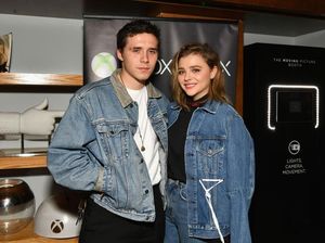 Momen Kemesraan Brooklyn Beckham di Ultah Chloe Moretz Momen Kemesraan Brooklyn Beckham di Ultah Chloe Moretz