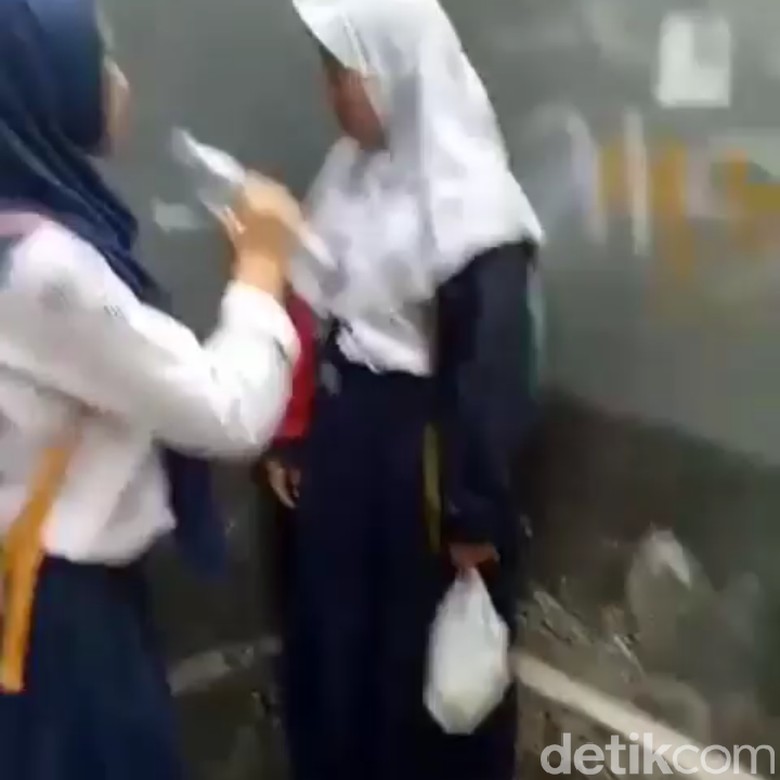 Viral Siswi SMP Sembur Teman, Disdik Garut Akan Larang Bawa HP