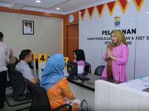 Pakai Baju Adat, PNS Cantik Ini Siap Layani Warga Palembang
