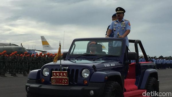 Foto: Panglima TNI Marsekal Hadi Naik Jip di Sertijab KSAU
