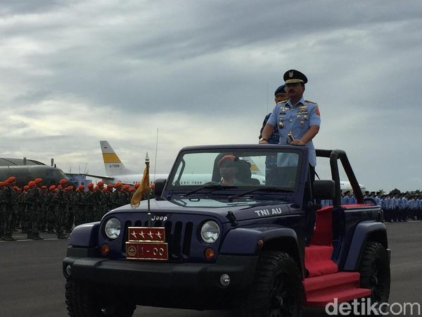 Foto: Panglima TNI Marsekal Hadi Naik Jip di Sertijab KSAU