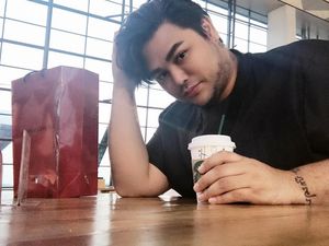 Selain Foto-foto Gaun, Ada 10 Foto Ivan Gunawan Bersama Makanan