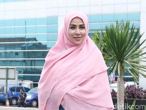 Putuskan Berhijab, Ini Alasan Cinta Penelope Enggan Jual Baju Seksinya Putuskan Berhijab, Ini Alasan Cinta Penelope Enggan Jual Baju Seksinya