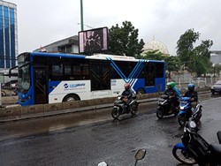 Seorang Pelajar Tewas Tertabrak TransJ di Warung Buncit