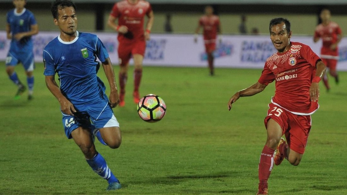 Pesepak bola Persija Riko Simanjuntak (kanan) berebut bola dengan pesepak bola PSPS Riau Syaiful Ramadhan (kiri)  (Foto: Nyoman Budhiana/Antara Foto)