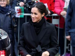 Foto: Gaya Stylish Meghan Markle Pakai Mantel Rp 25 Juta