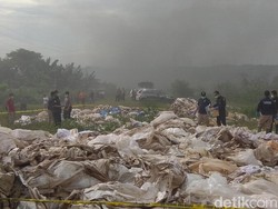 Tim Labfor Bareskrim Cek Tumpukan Karung Beracun di Karawang