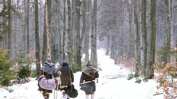 Foto: Unik, Mendaki Gunung dengan Kostum Viking