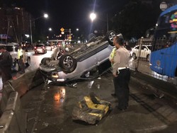 Tabrak Separator Busway, Minibus Terbalik di Depan WTC Mangga Dua