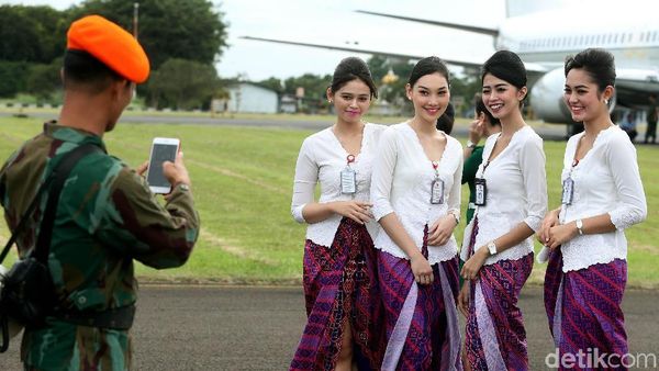 Foto: Bikin Adem, Pramugari Cantik di Sertijab KSAU