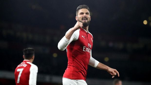 LONDON, ENGLAND - NOVEMBER 29: Olivier Giroud of Arsenal celebrates after scoring his sides second goal during the Premier League match between Arsenal and Huddersfield Town at Emirates Stadium on November 29, 2017 in London, England.  (Photo by Julian Finney/Getty Images)