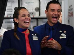 Foto: Senyum Semringah Pasangan yang Dinikahkan Paus di Pesawat