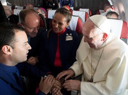 Pertama Kali! Paus Fransiskus Nikahkan Pasangan di Atas Pesawat