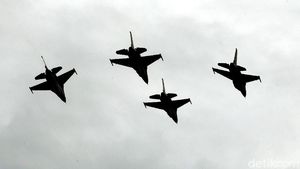 Manuver Pesawat F-16 Meriahkan Sertijab KSAU