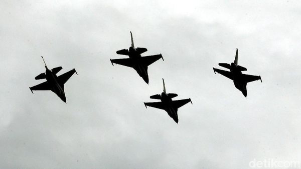 Manuver Pesawat F-16 Meriahkan Sertijab KSAU
