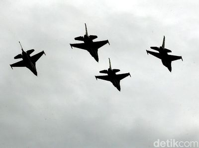 Manuver Pesawat F-16 Meriahkan Sertijab KSAU