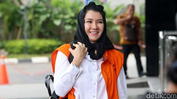 Senyum Bupati Rita Sebelum Diperiksa KPK