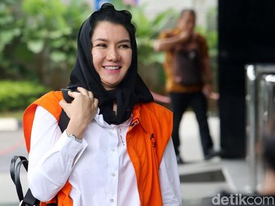 Senyum Bupati Rita Sebelum Diperiksa KPK