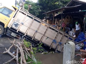Truk Muat Kertas Masuk Sungai, Ini Penyebabnya