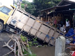 Truk Muat Kertas Masuk Sungai, Ini Penyebabnya
