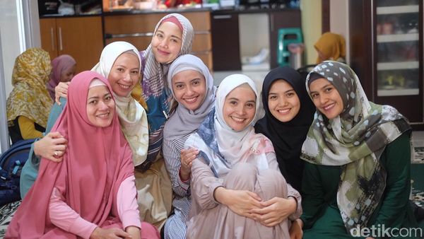 9 Momen Kebersamaan Artis-Artis Cantik yang Suka Ngaji Bareng, Bikin Adem