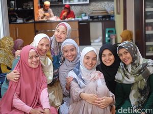 9 Momen Kebersamaan Artis-Artis Cantik yang Suka Ngaji Bareng, Bikin Adem 9 Momen Kebersamaan Artis-Artis Cantik yang Suka Ngaji Bareng, Bikin Adem