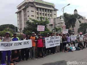Pengemudi Bentor Gelar Aksi Tutup Mulut di Alun-Alun Ponorogo