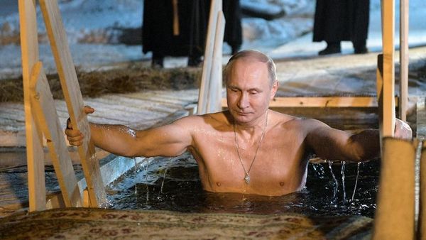 Saat Vladimir Putin Telanjang Dada dan Nyelup ke Danau