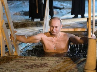 Saat Vladimir Putin Telanjang Dada dan Nyelup ke Danau