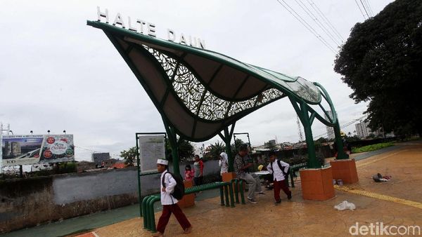 Unik, Halte Bus di Daan Mogot Ini Berbentuk Daun