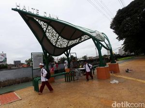 Unik, Halte Bus di Daan Mogot Ini Berbentuk Daun