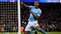 Tak kalah dari Sterling dan De Bruyne, Fernandinho juga menempatkan namanya di 10 besar (posisi tujuh). Dia memang cuma bikin lima gol dan lima assist, tapi krusial dalam menjaga keseimbangan permainan Manchester City. Dia diberi nilai 90,45 oleh CIES. (Foto: Dan Mullan/Getty Images)