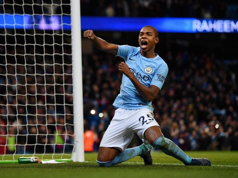 Fernandinho Perpanjang Kontrak dengan City Fernandinho Perpanjang Kontrak dengan City