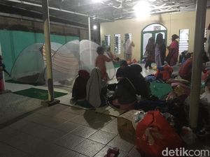 Antusiasme Warga Bantu Pencari Suaka di Kalideres Antusiasme Warga Bantu Pencari Suaka di Kalideres