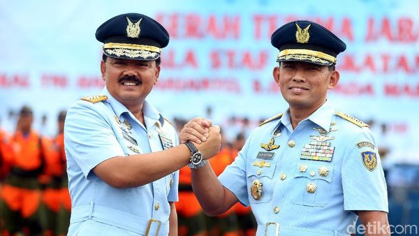 Hadi Tjahjanto Serahkan Tongkat Komando KSAU kepada Yuyu Sutisna