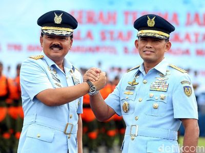 Hadi Tjahjanto Serahkan Tongkat Komando KSAU kepada Yuyu Sutisna
