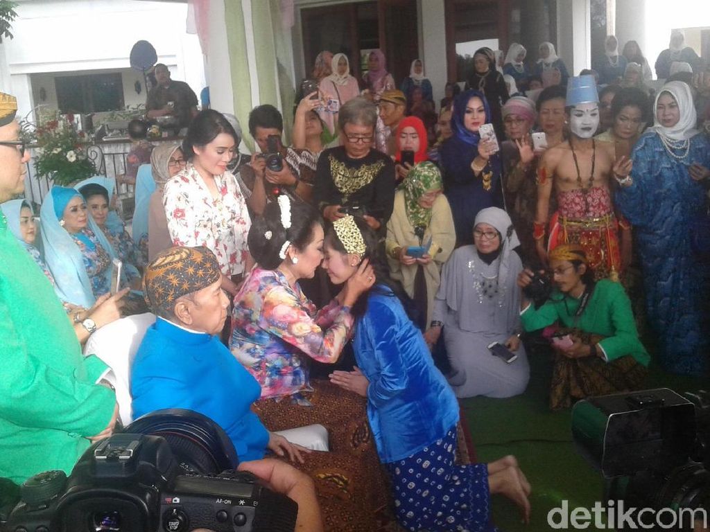 Tangis Haru dan Bahagia Erna Santoso Lepas Ardina Rasti Menikah Tangis Haru dan Bahagia Erna Santoso Lepas Ardina Rasti Menikah