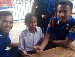 Saat Petugas Damkar Bantu Siswi di Cilincing Lepas Cincin Nyangkut